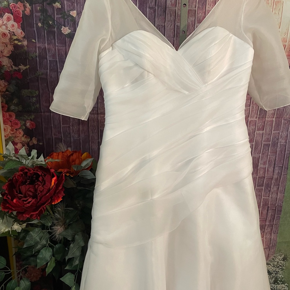 Organza rouched 3/4 length sleeve. Sz 18 White